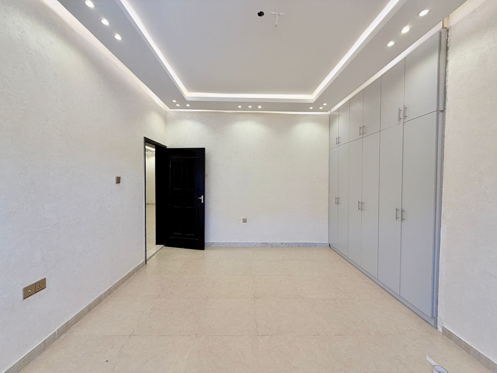 Ground Floor 3Br with Private n Yard | Spacious Rooms - Image 4