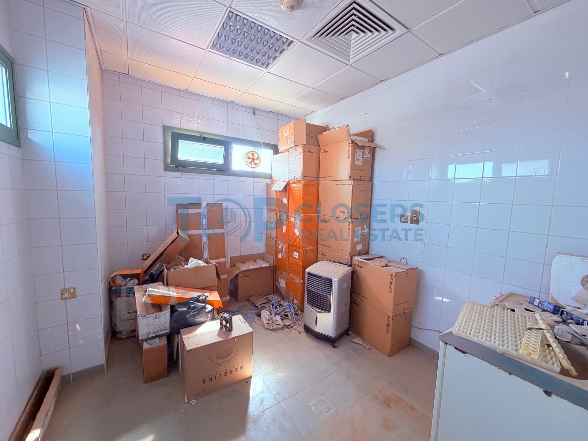 Spacious Warehouse for Kitchen, Laundry & Storage - Image 4