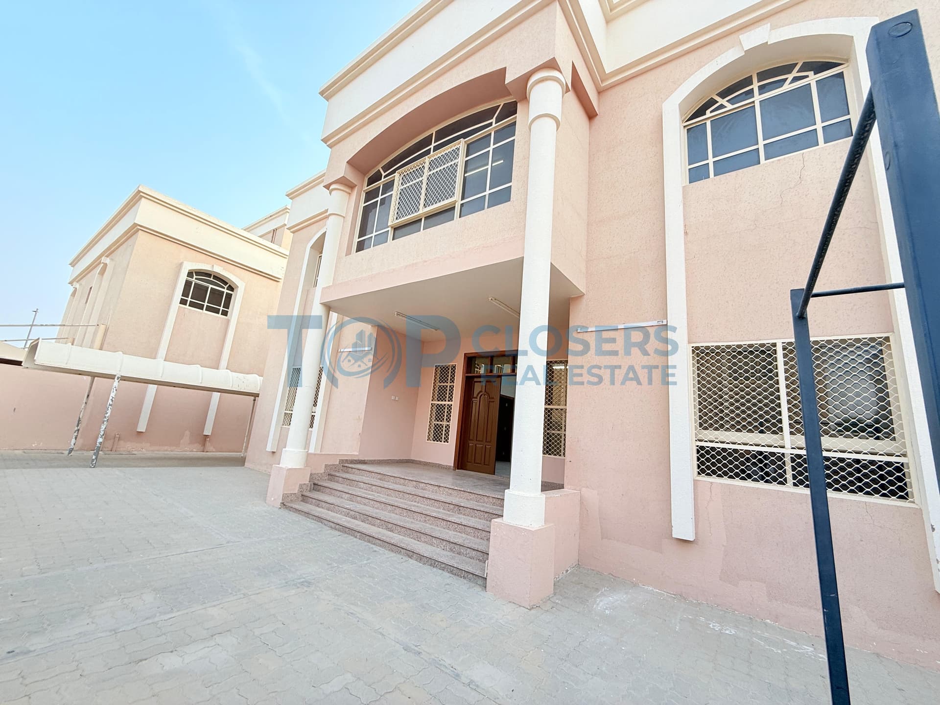 Compound Villa | 5 Bedrooms | Prime Location - Image 1