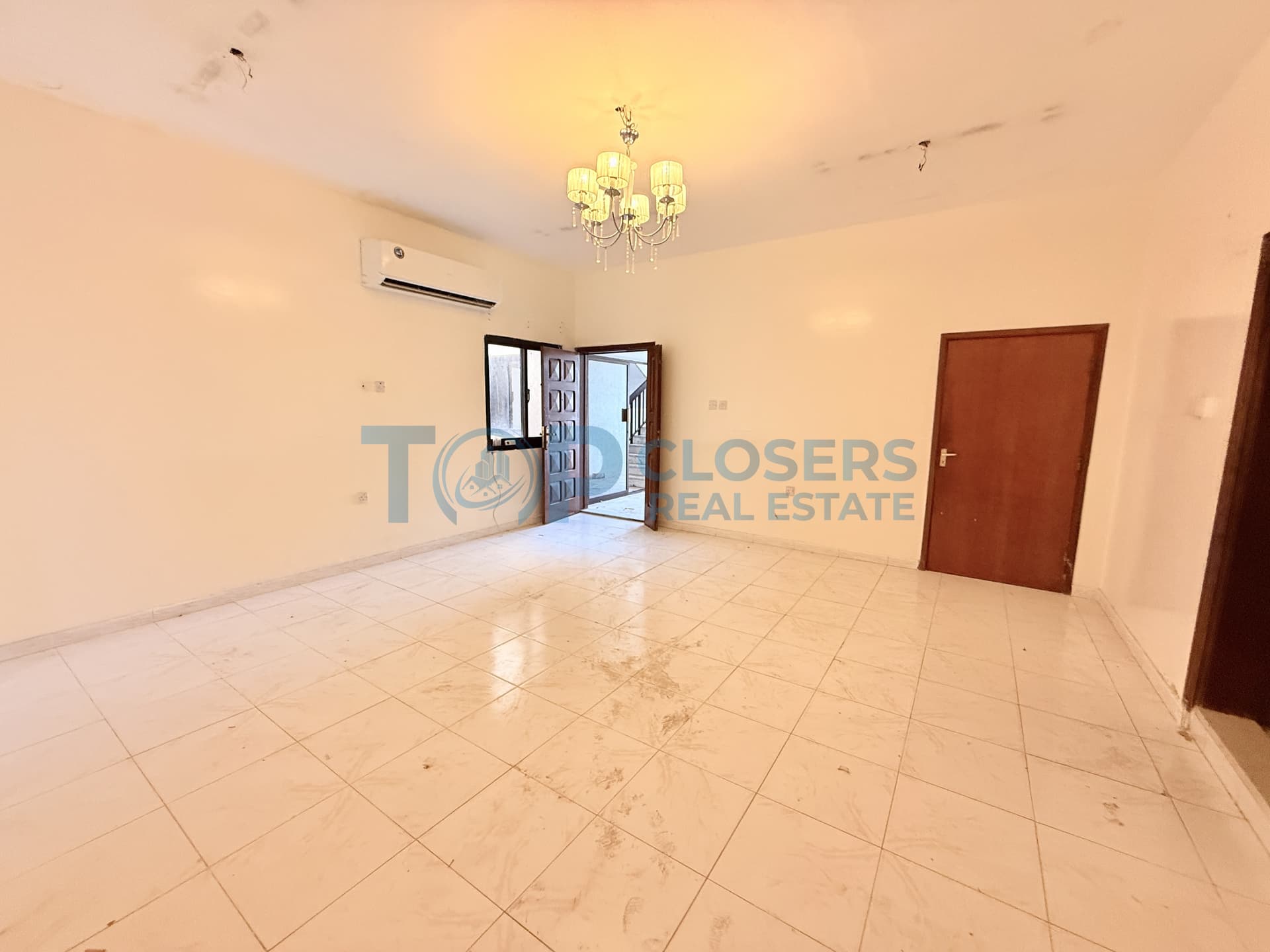 Commercial Building | Prime Location| Buisness Hub - Image 3