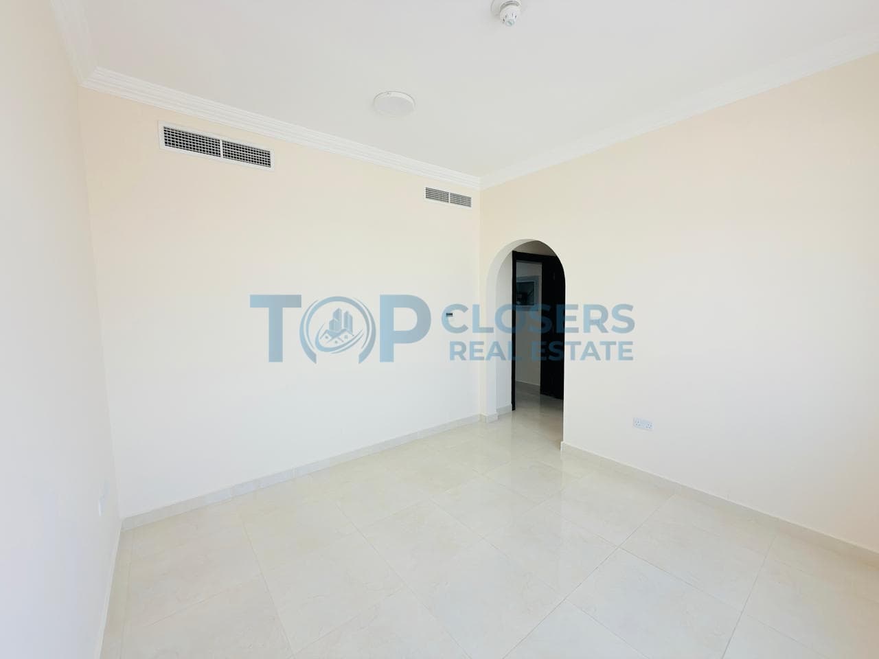 Near Jimi Mall| Spacious Apartment| Prime location - Image 4