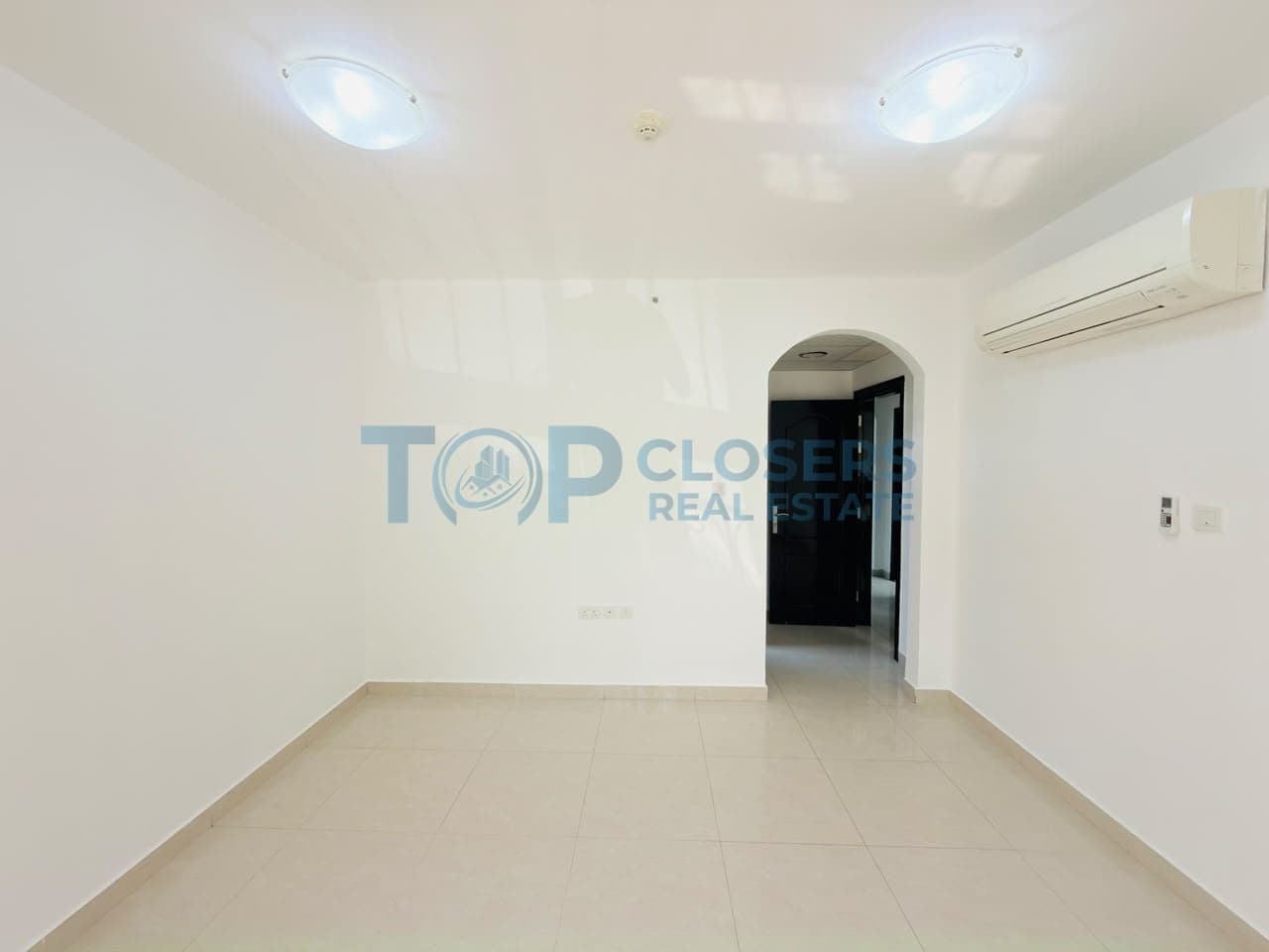 Ready To Move| Bright and Spacious| Prime Location - Image 4
