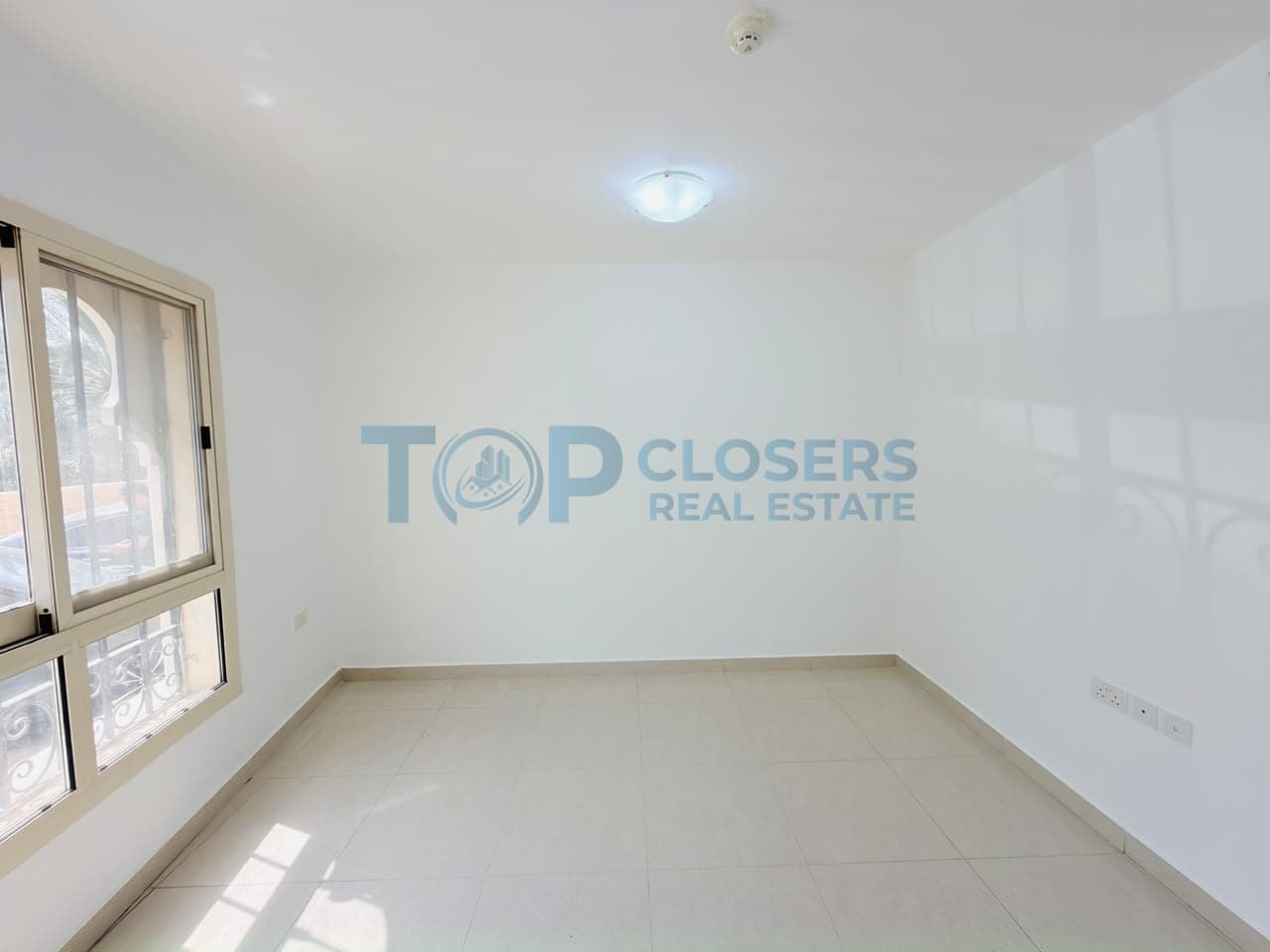 Ready To Move| Bright and Spacious| Prime Location - Image 3