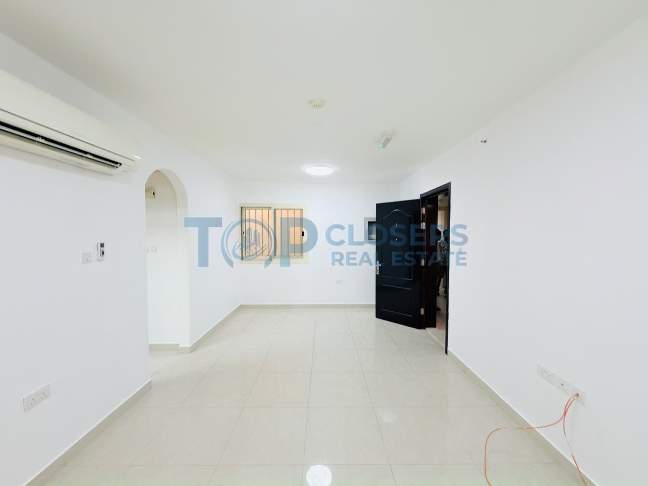 Ready To Move| Bright and Spacious| Prime Location - Image 1