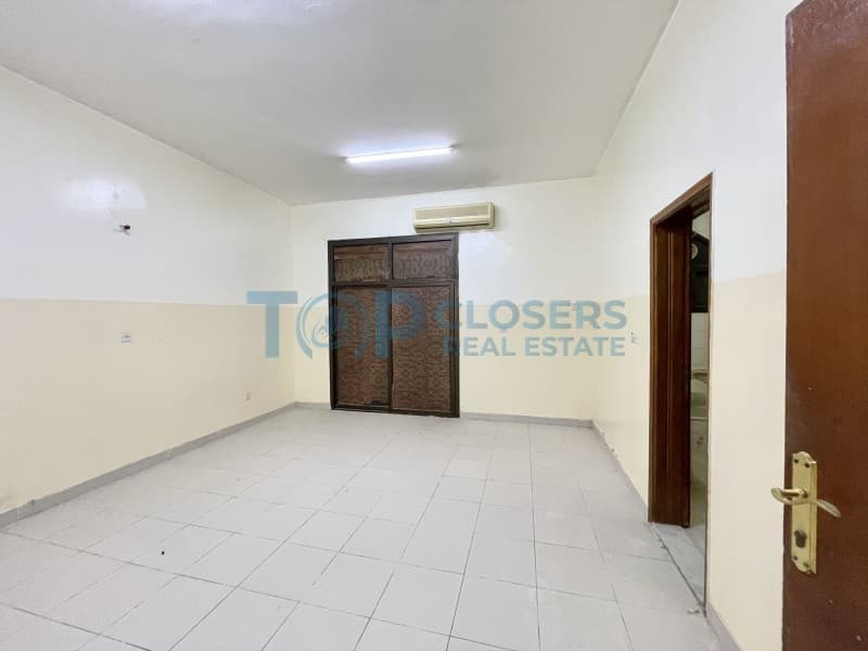 Prime Location | Good for Cafe or Salon| Must see - Image 4