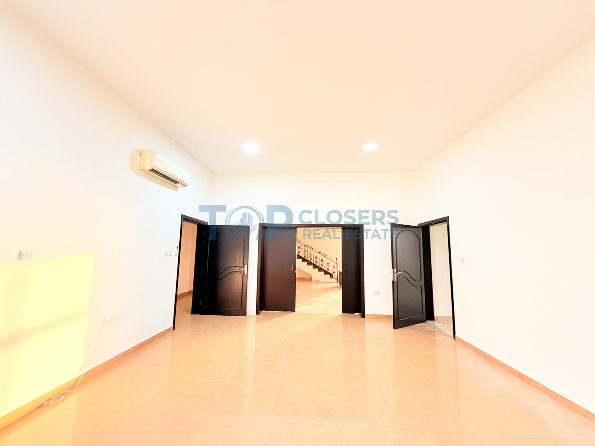 9Br Duplex Villa | Huge Front Yard | Must See - Image 4